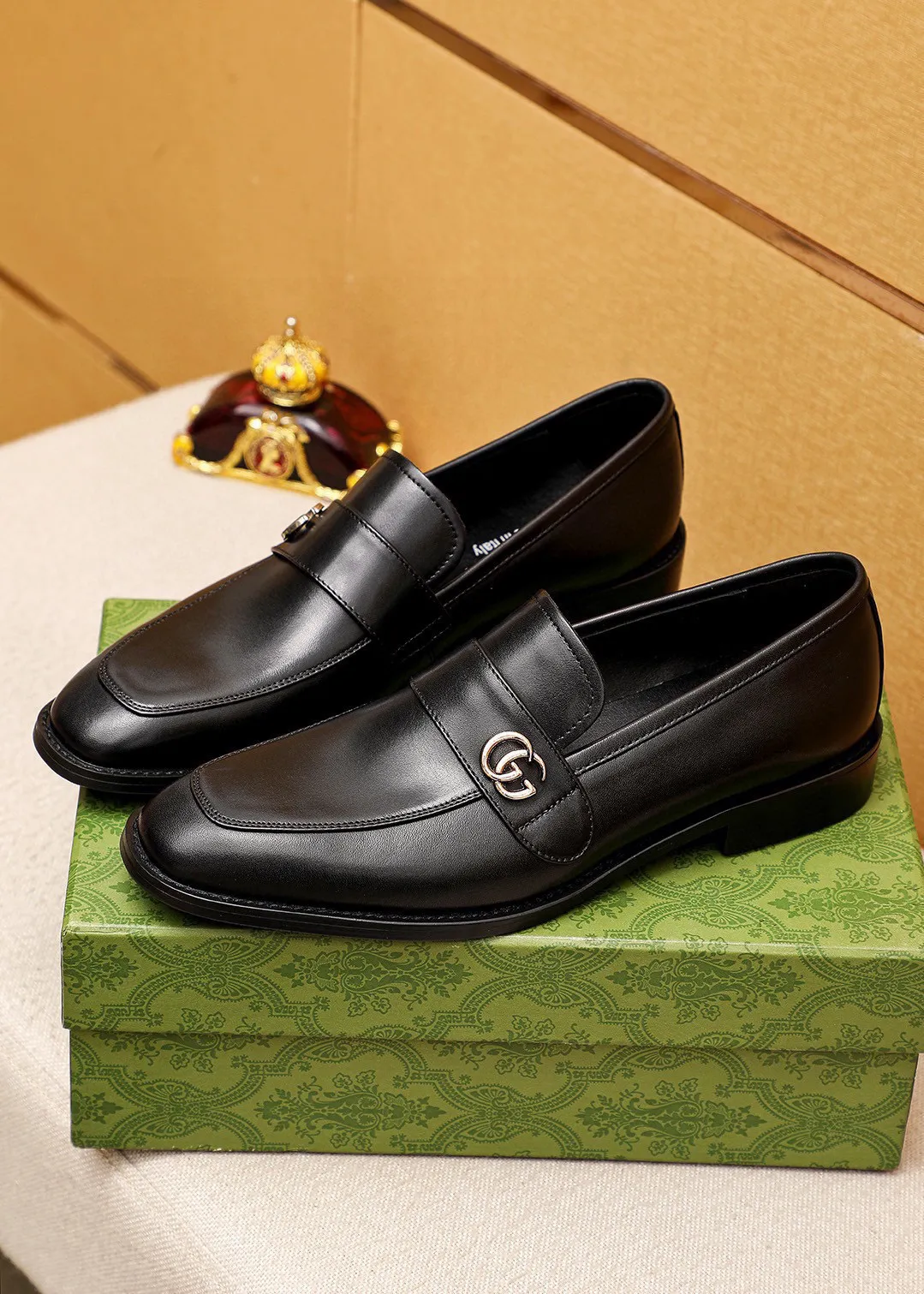Men's shoes 💰400 💐 Product trademark: GUCCI "Gucci" casual leather shoes Regular size: 39-44 (38.45.46🉑️Customized) Product materials: Selected imported first-layer calfskin upper + luxury hardware buckle, imported 🐑 sheepskin lining. Strong three-dimensional visual effect, combined outsole Color: 2⃣️colors available